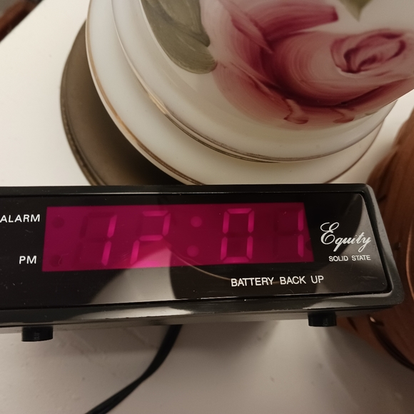 Vintage Equity Solid State Mini Clock Radio - Picture 3 of 4